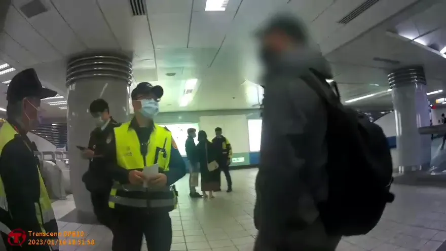 爆料找中天/獨！情侶捷運站牽手不行？暴走男辱罵「不識字、沒教養」還踹人…警方回應了