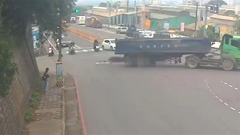 車吞人奪命瞬間曝！7旬翁騎車竟遭砂石車闖紅燈「擦撞＋拖行重輾」　當場無生命跡象
