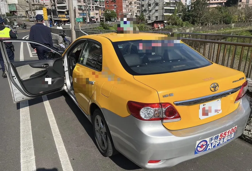 快訊/新北小黃運將拿刀自捅肚子　腸子外露見警喊「快救我！」