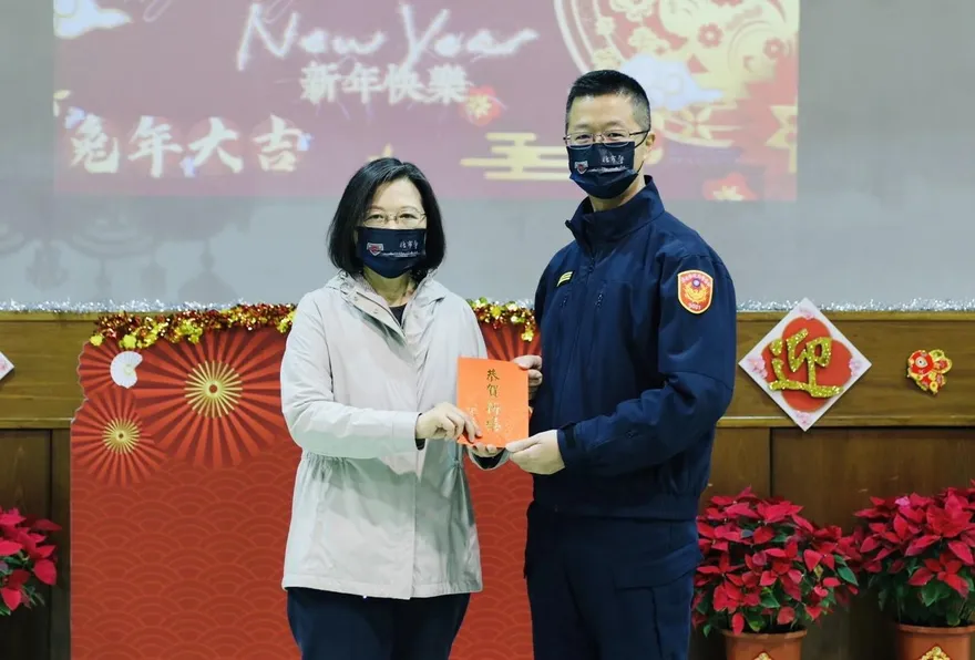 總統至中正一分局慰勉員警致贈春節加菜金　分局回贈客製化蒙太奇拼圖