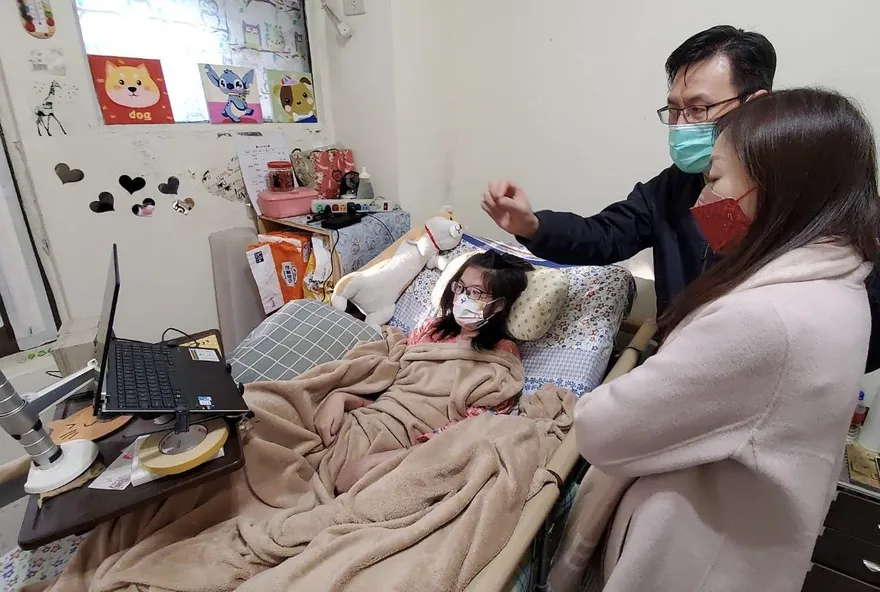 新二代患罕病全身癱瘓　移民署歲末關懷企業捐贈眼控滑鼠電腦