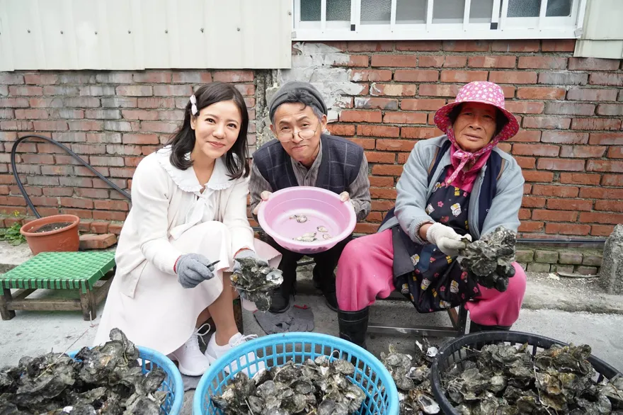 實力派女星不唱了？！　跑到台南當挖蚵仔照片曝光...竟是天后