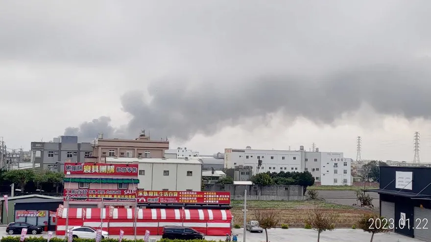 影/連兩天40多起！彰化又傳祝融　秀水鐵皮修車廠起火延燒