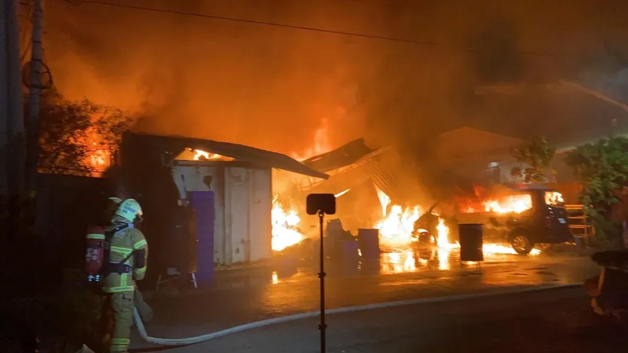 影/頻傳爆炸聲！台南塑膠工廠火吞200坪　幸無人傷亡