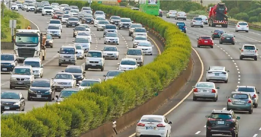 初一走春國道6路段卡卡　「南港-頭城」估塞到傍晚