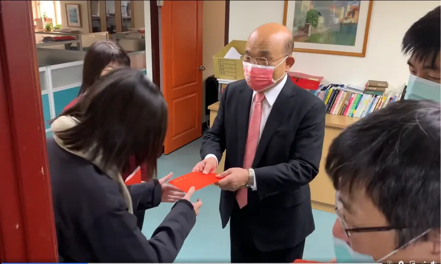 要不要下台？蘇貞昌發紅包「火速PO出影片」　搖擺巡視行政院