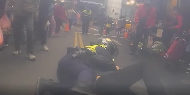 影/秒撲倒片曝光！逃逸移工化身剪綹仔　淡水警市場壓制2扒手