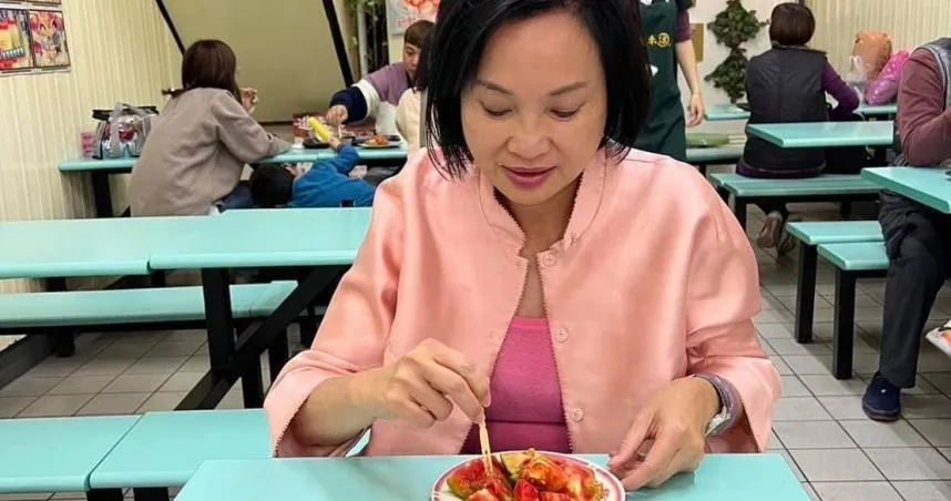 柯志恩享用南部特有「番茄沾薑糖醬油」　在地吃法讓「北漂遊子特別想念」