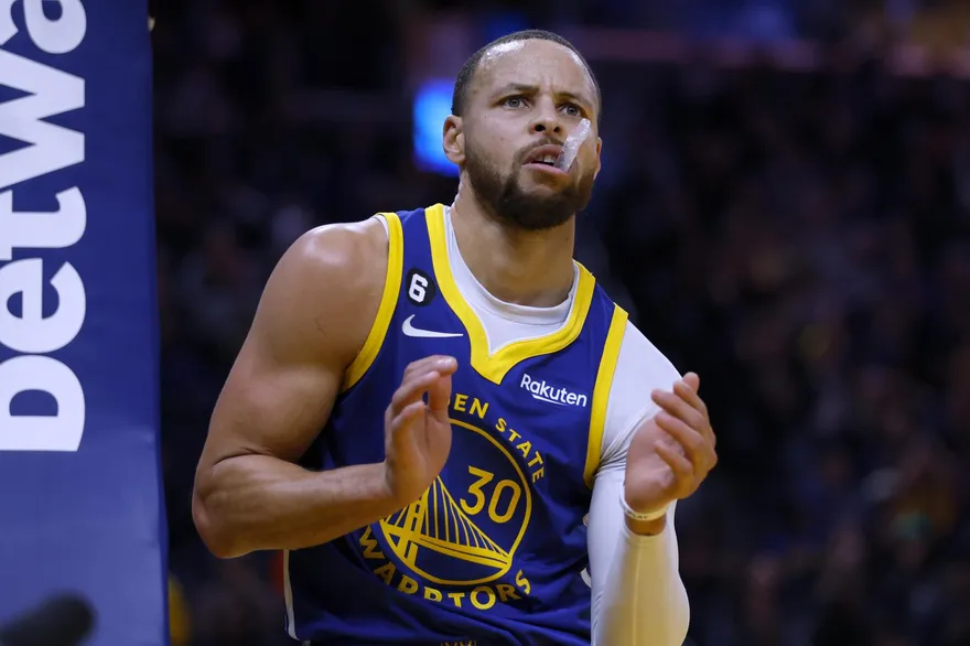 影/好貴的牙套！柯瑞怒扔觀眾席挨罰75萬　照率勇士2連勝