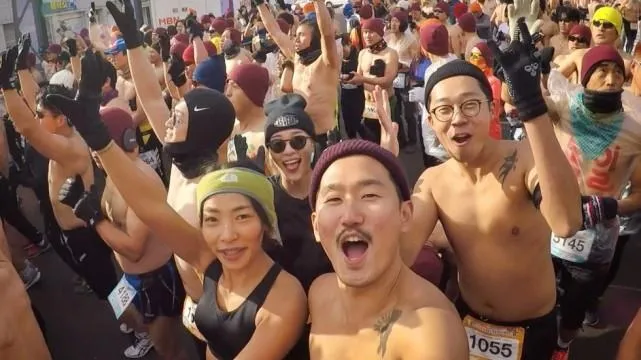 影/不畏零下11度低溫！南韓平昌半裸馬拉松睽違3年再辦　500多名跑者共襄盛舉
