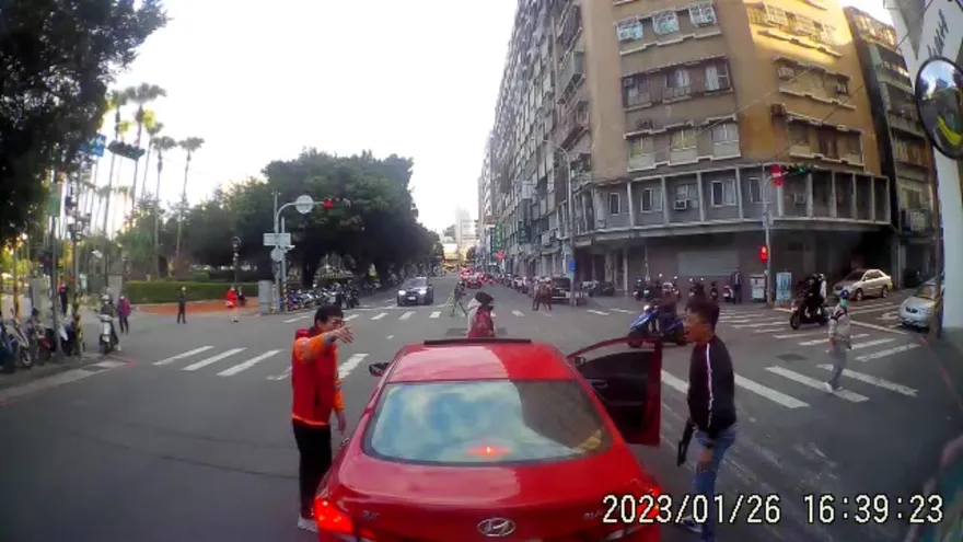 快訊/恐怖街頭！台中行車衝突竟亮「大支霰彈槍」　清潔人員善意提醒險吃名產「慶記」