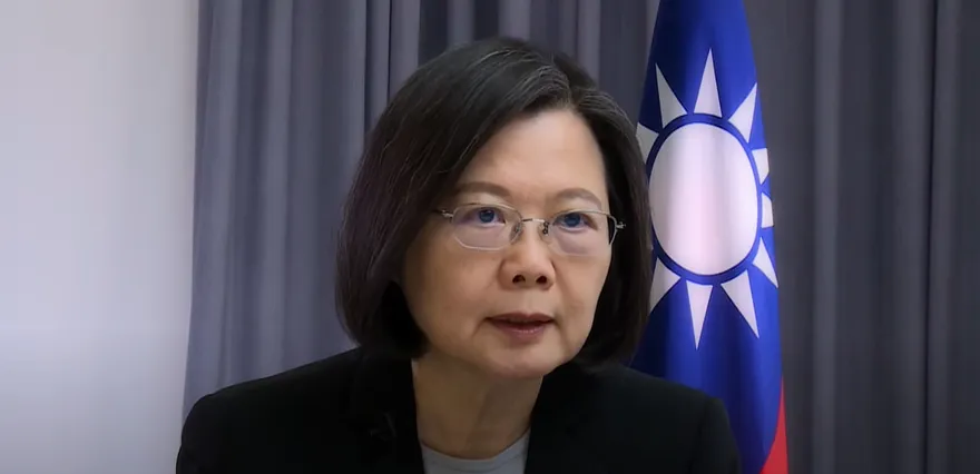 被噓爆！蔡英文向僑胞喊話「已全面檢討請繼續支持政府」慘遭網友拆穿痛罵