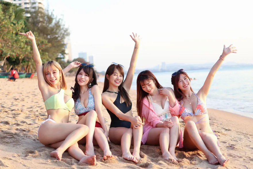 獨/樂天女神泰國比基尼大解放　「包車躲過惡警勒索」沐妍大呼超幸運