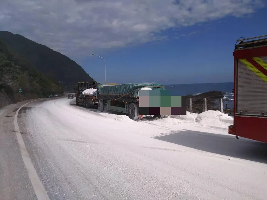 貢竂下雪？貨物未綁好石灰粉灑滿地　台二線呈白雪夢幻世界