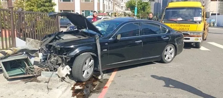 快訊/掛假車牌還拒攔檢！後輪吃警4顆「慶記」後硬要拚　嫌犯逃3小時就逮