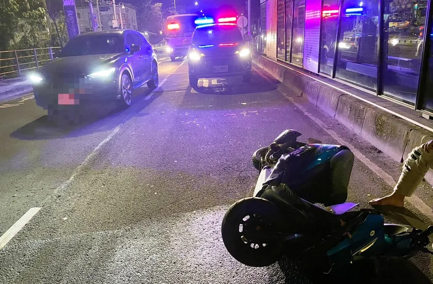 影/少年無照闖紅燈撞上越級駕駛重機男釀3傷！車身噴飛幾十公尺遠　駭人畫面曝