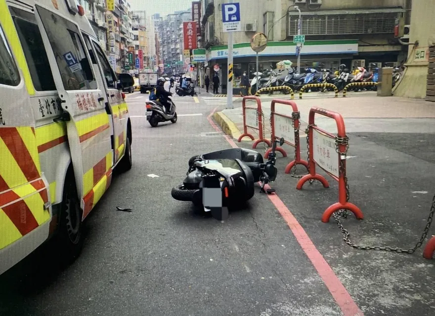 影/「致命轉身」影片曝！7旬翁過馬路突調頭騎士摔車亡　弟泣訴原本與哥哥約好去運動