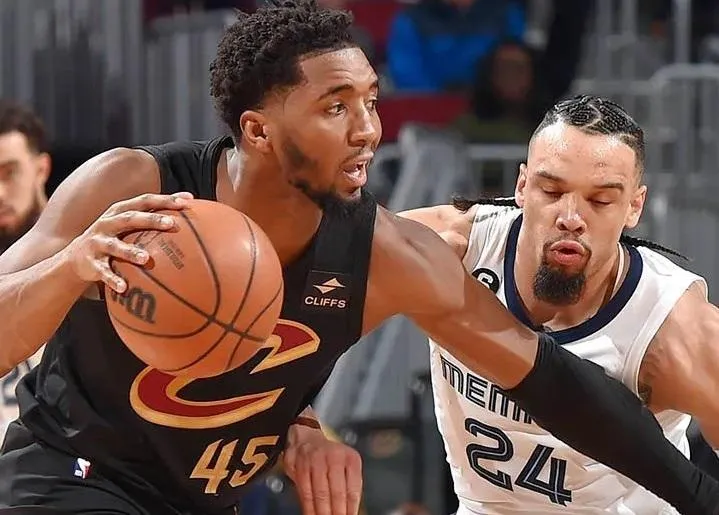 影/下體被尻秒軟！NBA騎士球星慘被偷襲　氣炸放倒他引發衝突