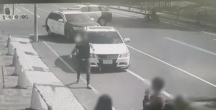 影/及時制止片！因債務糾紛愛車竟遭濕紙「敷臉」　爆氣險釀多人當街械鬥