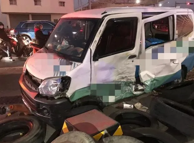 【影】休旅車路口未禮讓執勤救護車　劇烈側撞傷患1人變6人