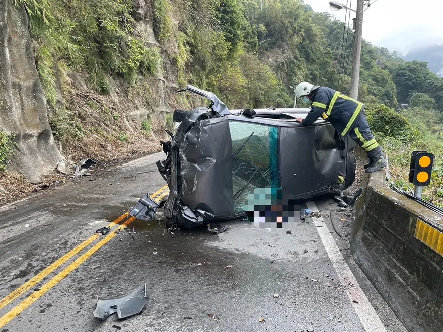 影/苗栗公館山區死亡車禍！自小客車撞山壁側翻　車頭全毀駕駛傷重不治