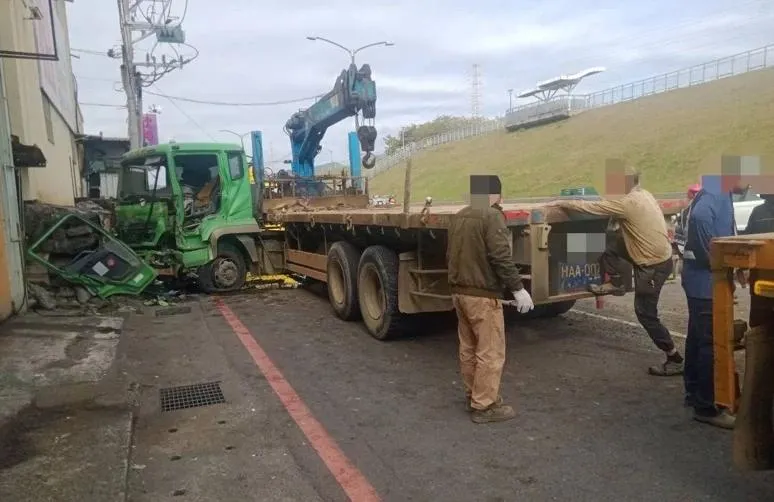 整輛拖板車失控衝撞工廠！駕駛乘客慘卡車內　所幸還有圍牆擋住保住廠區