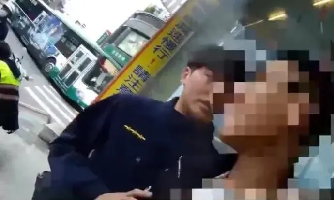 醉男當街喝茫嗆警「你是在大聲什麼！」遭壓制逮捕　身旁酒友還被搜出毒品