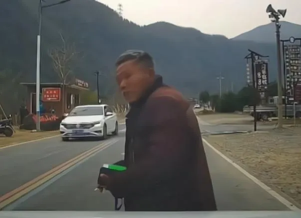 影/助長歪風？臨停路邊遭翁強收停車費　警到場後竟要駕駛「先付了」...