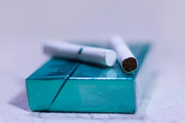 不僅二手煙有害家人！醫：殘留在衣服上的「三手菸」一樣可怕