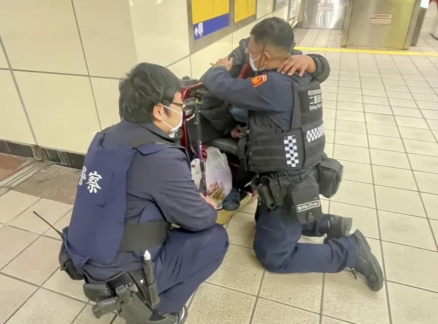 影/「手可以借我一下嗎？」無助身障婦獨佇捷運站　暖警這舉動被拍下全網讚爆