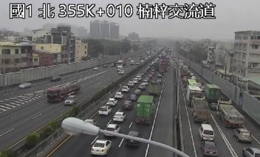 快訊/國道1號北上楠梓路段車禍　2車追撞回堵4公里