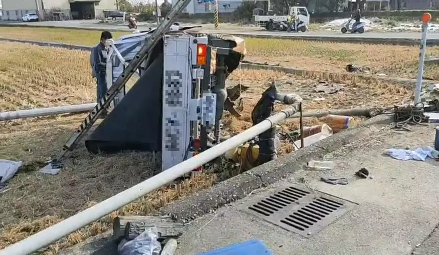 快訊/悲痛！嘉義貨車高速撞飛腳踏車「車頭全爛」　2名小六女學童宣告不治