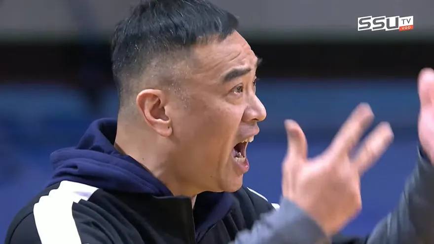 影/無腦敗球！世新外籍生亂丟「Logo Shot」教練當場氣瘋　4分不敵台師大12連勝遭中斷