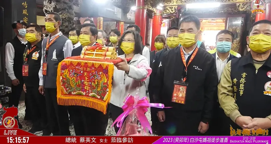 白沙屯媽祖進香/蔡英文拱天宮參拜　遇男子大喊「拿出良心、還公道」遭帶離