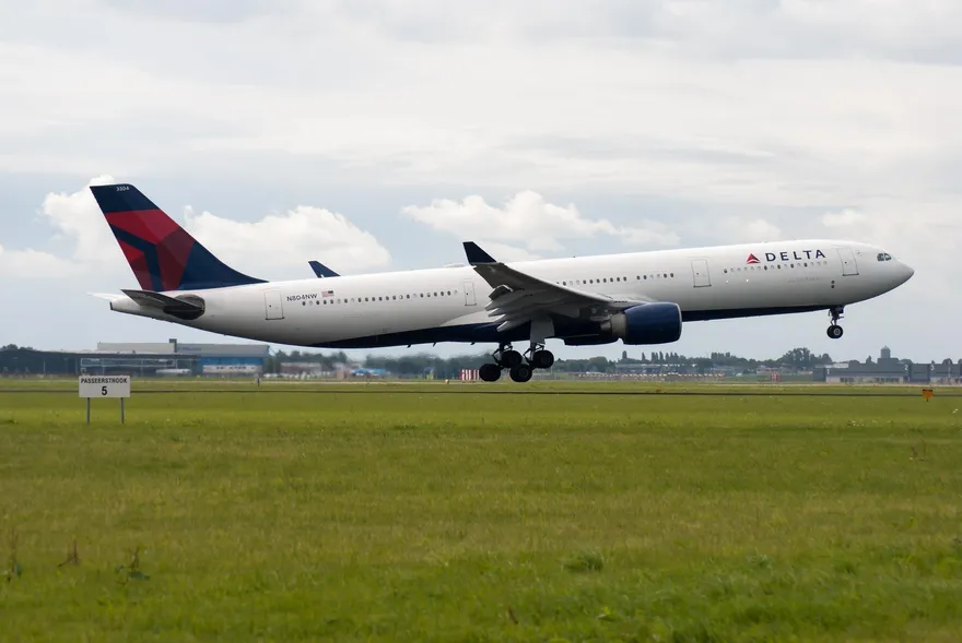 空中驚魂！蘇格蘭飛紐約達美航空半空中機翼突著火　緊急迫降全機平安
