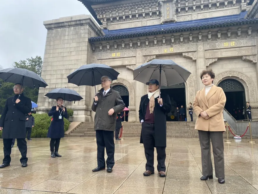 夏立言赴南京中山陵謁陵「緬懷國父」參訪歷史檔案館