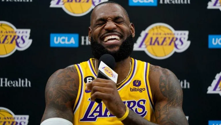 影/詹黑閉嘴！現身超級盃遭全場噓爆　詹皇「霸氣動作」回擊酸民