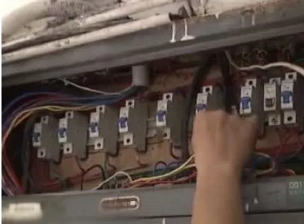電費居高不下以為妻用電過度　他發現「門外紅綠燈連家中電表」傻眼