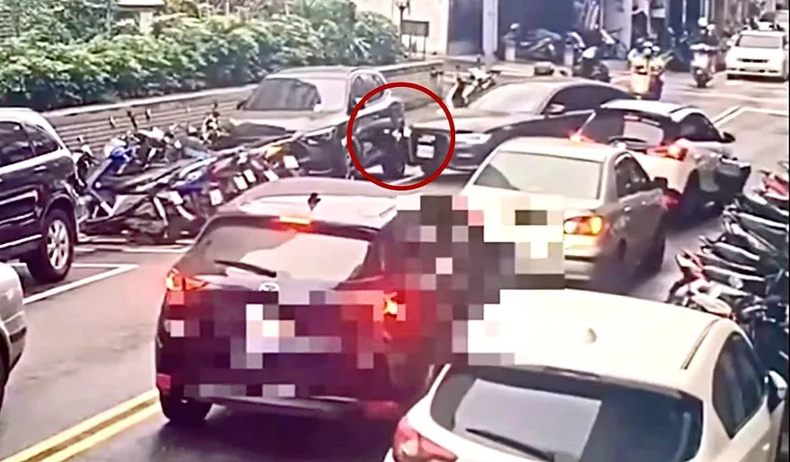 奧迪搶停車格秒大迴轉　A到路邊全新MG休旅車竟肇逃