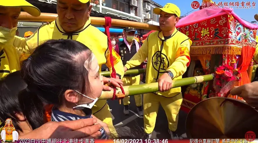 白沙屯媽祖進香/家人帶病童跪求媽祖賜福　畫面感人網友眼眶泛紅