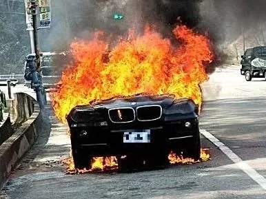 影/火海片！雙B休旅車國道「開到一半燒起來」　駕駛乘客驚逃