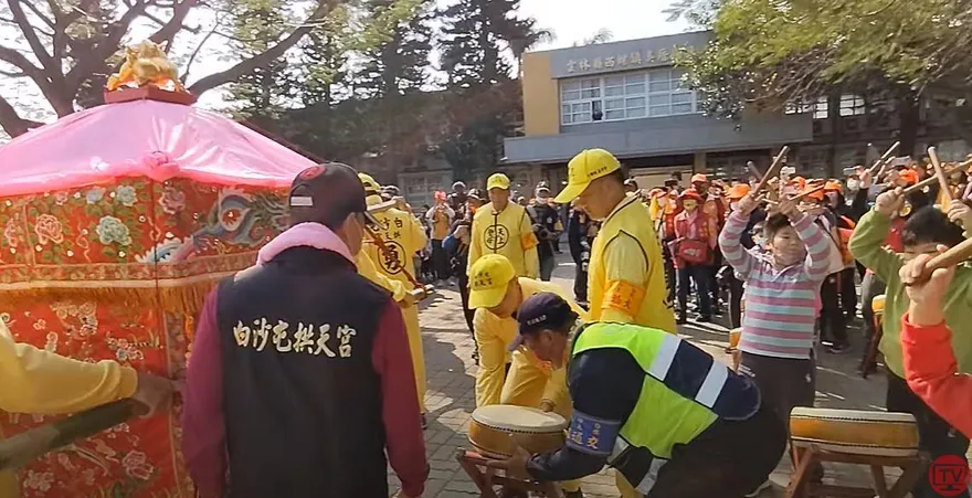 白沙屯媽祖進香/媽祖婆疼小孩！粉紅超跑進吳厝國小聽學童打鼓