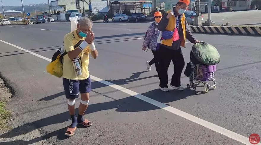 影/白沙屯媽祖進香/勇腳阿伯綁繃帶也要跟著媽祖走　堅持步行讓信眾感動又心疼