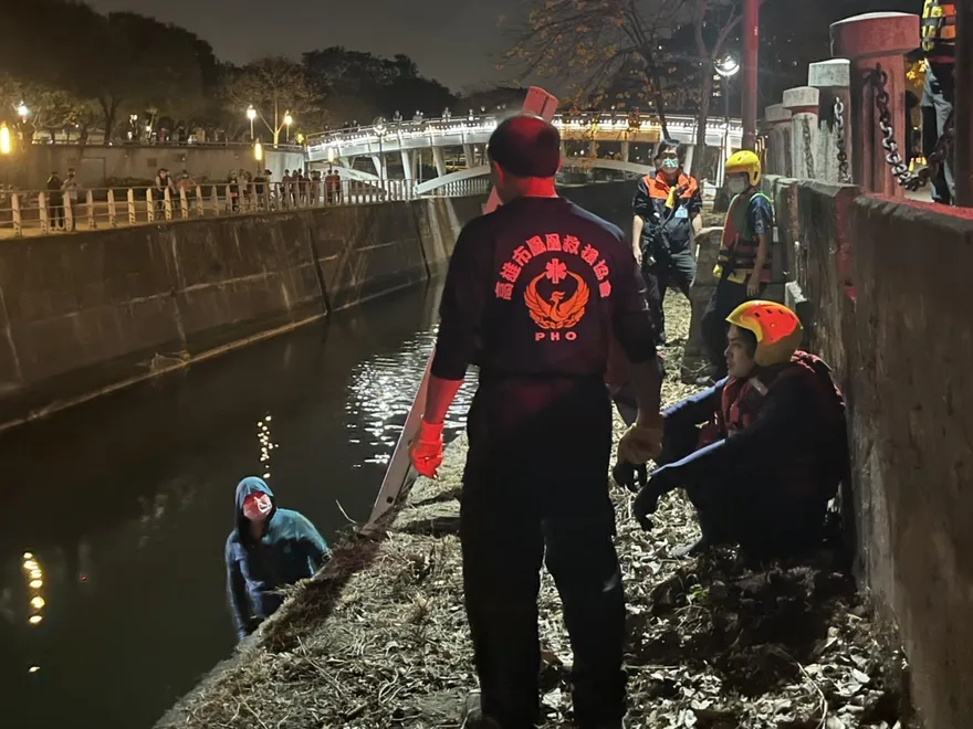 影/感情糾紛負氣酒駕出車禍！她為躲酒測竟跳愛河辯「泡澡」