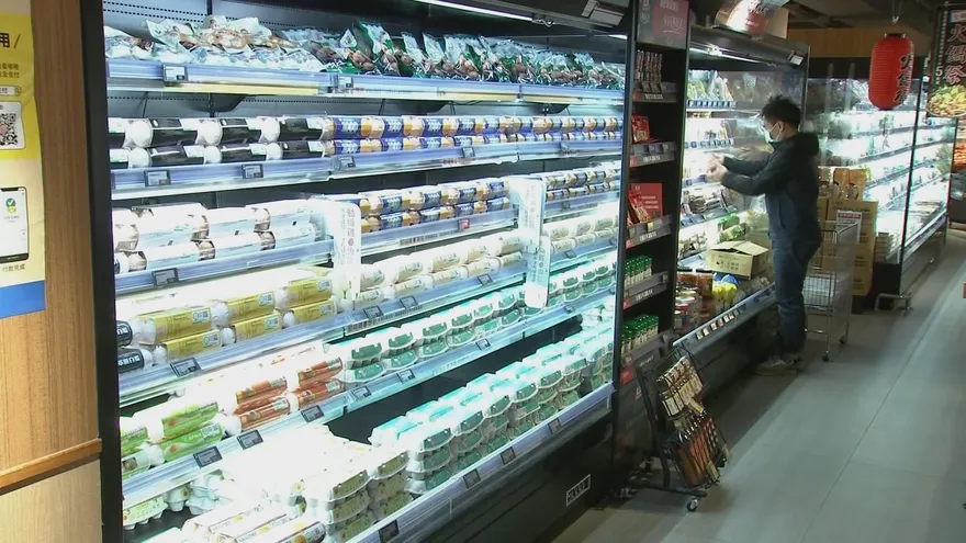 鄭文燦來視察雞蛋才堆滿貨架？　網友狂刷「這3字」