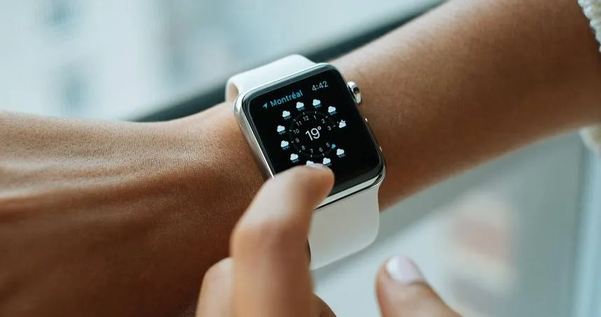 戴Apple Watch「手腕凹陷還疼痛」　醫籲：出現「1症狀」應立刻拿下！