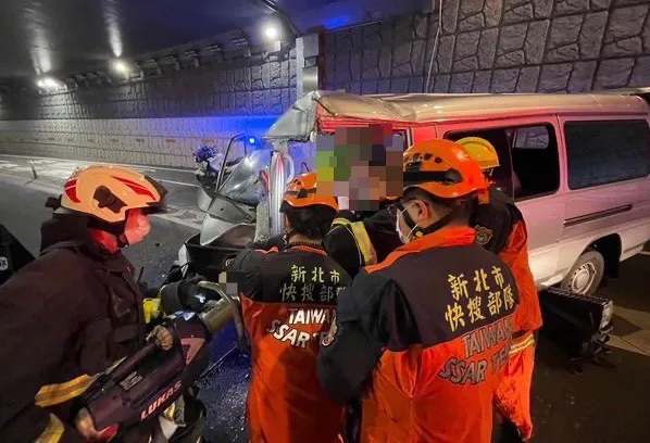箱型車深夜自撞涵洞橋墩　車頭變形駕駛夾困車內