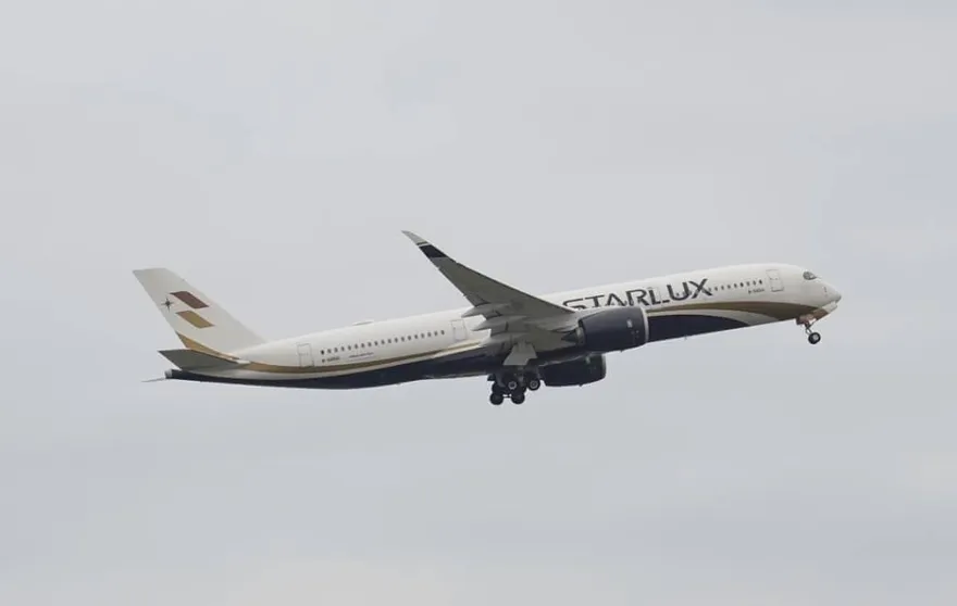 星宇航空返台班機驚傳「乘客咬人」　航警上機抬走鬧事者