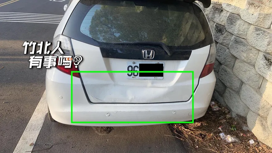 影/這等停車技術？三寶「逆向插入來回8趟」碰一聲闖禍　躲百米外仍被抓包