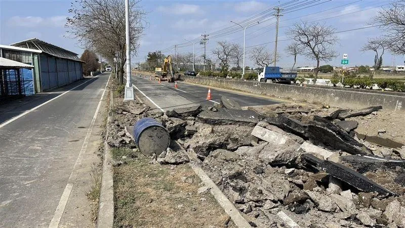 快訊/嚇死人！嘉義164縣道驚傳路面遭炸爛　嚇得雞農急忙往外衝